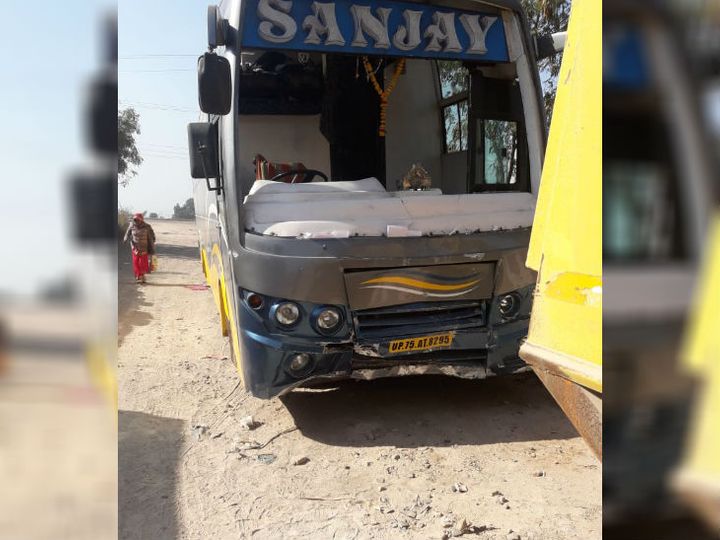 पुरानी छावनी में अलाव ताप रहे युवक 