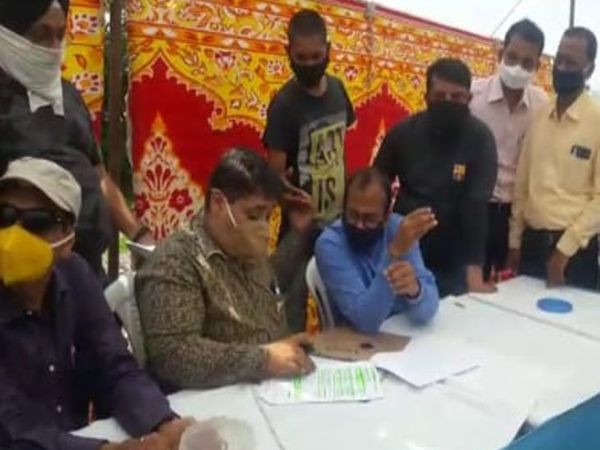बुजुर्ग महिला ने सबसे पहले कराई थी 