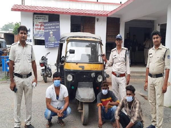 पहले ऑटो में बैठाते थे और सूनसान जग