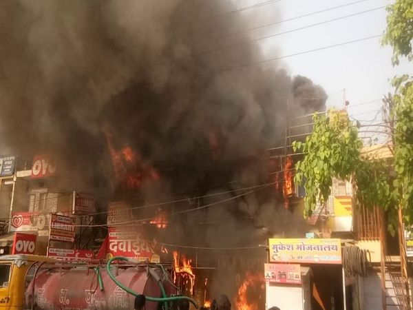 नौलखा चौराहे पर मेडिकल शॉप, रेस्टोर