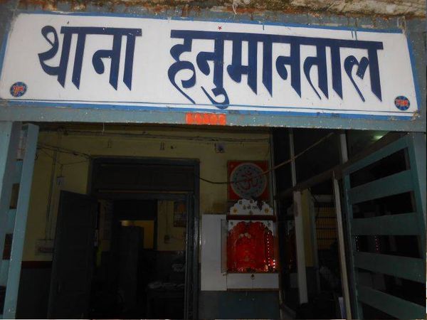 लाठी-डंडे से एक-दूसरे का सिर फोड़ा, 