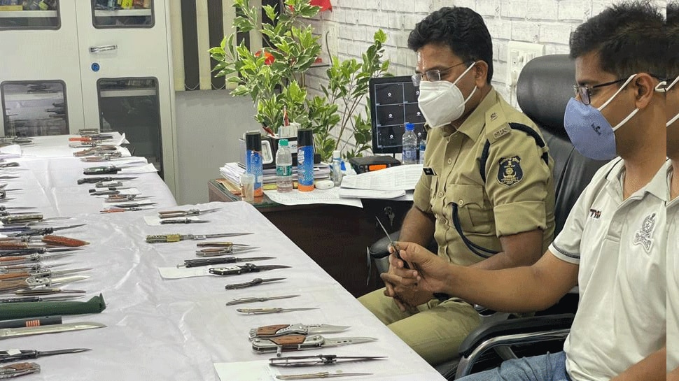 133 धारदार और बटनदार छूरियों के आगे