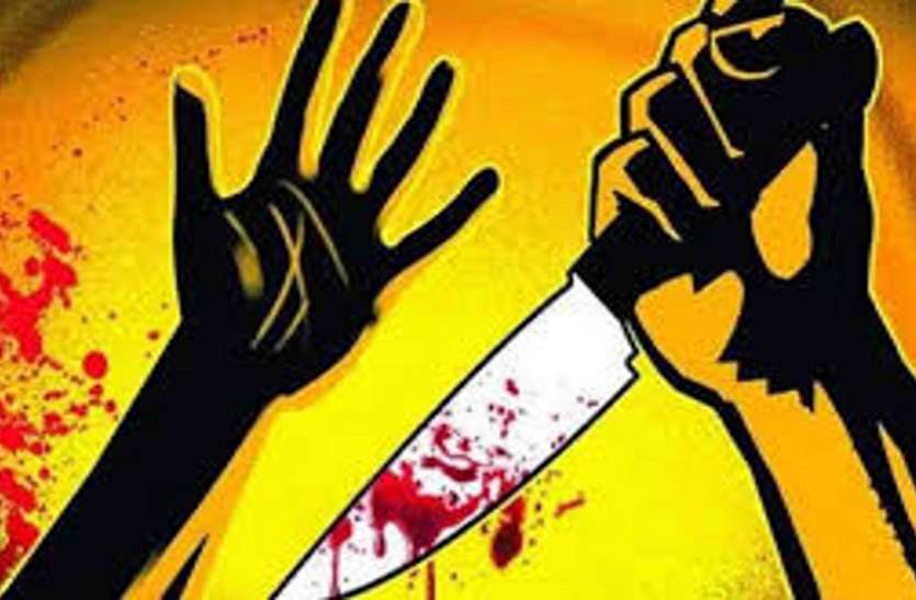 शराब पीकर घर के सामने उल्टी करने से