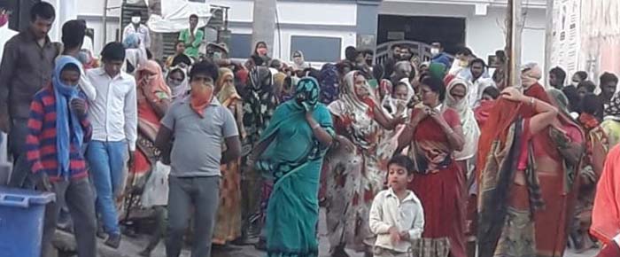 भाजपा सांसद घर के अंदर जरूरतमंदों क
