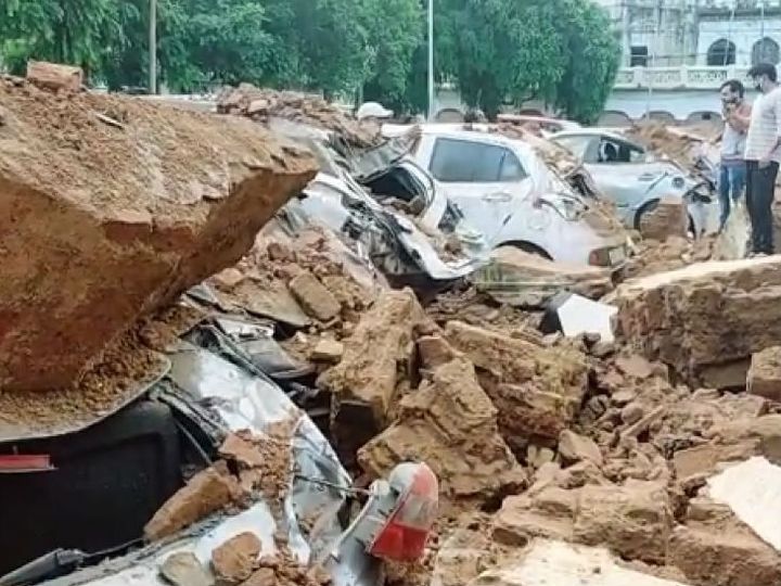 भोपाल में पुरानी इमारत गिरी; मलबा प