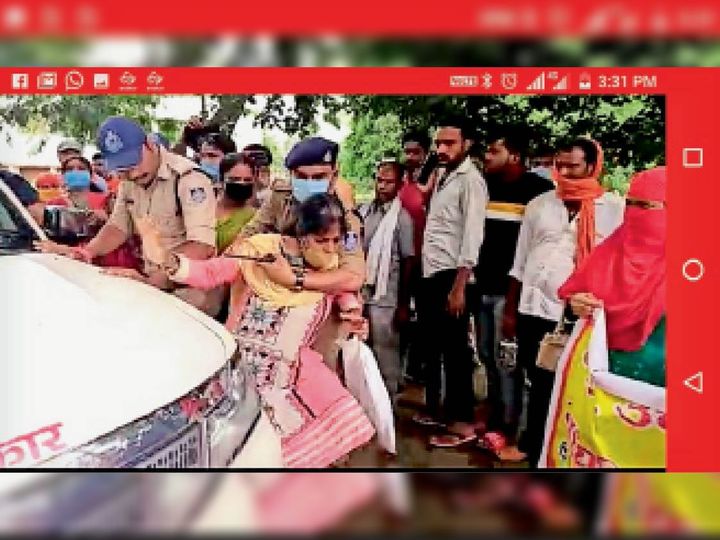 केन्द्रीय मंत्री तोमर की कार के आगे