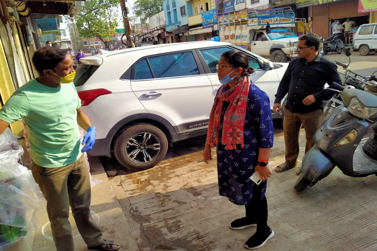 दुकानों पर सोशल डिस्टेंसिंग हेतु बन