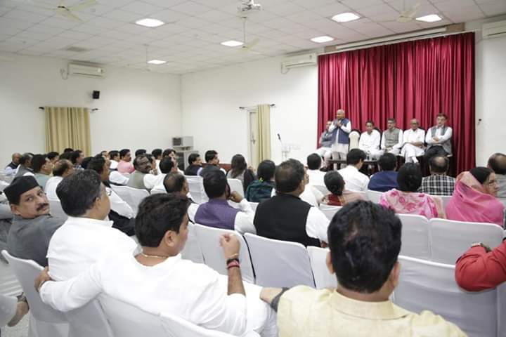 कांग्रेस विधायक दल की बैठक में पहुं