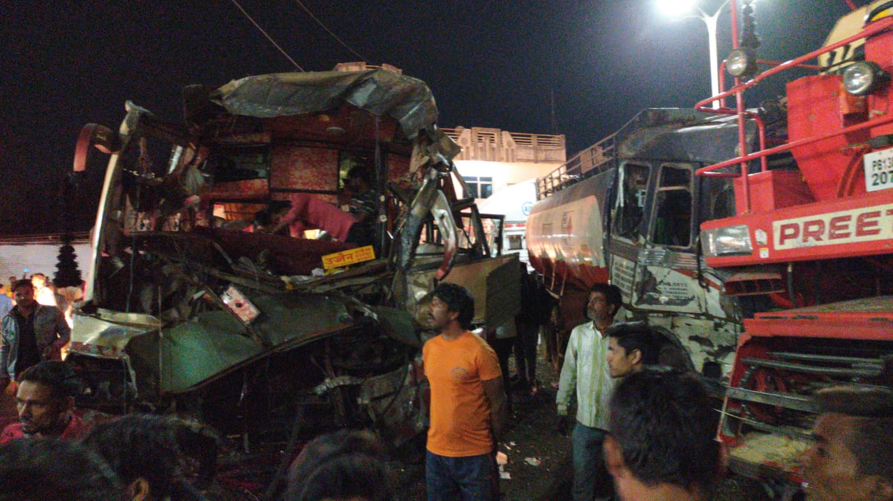 ब्रेकिंग:बस और पेट्रोल टैंकर में भि