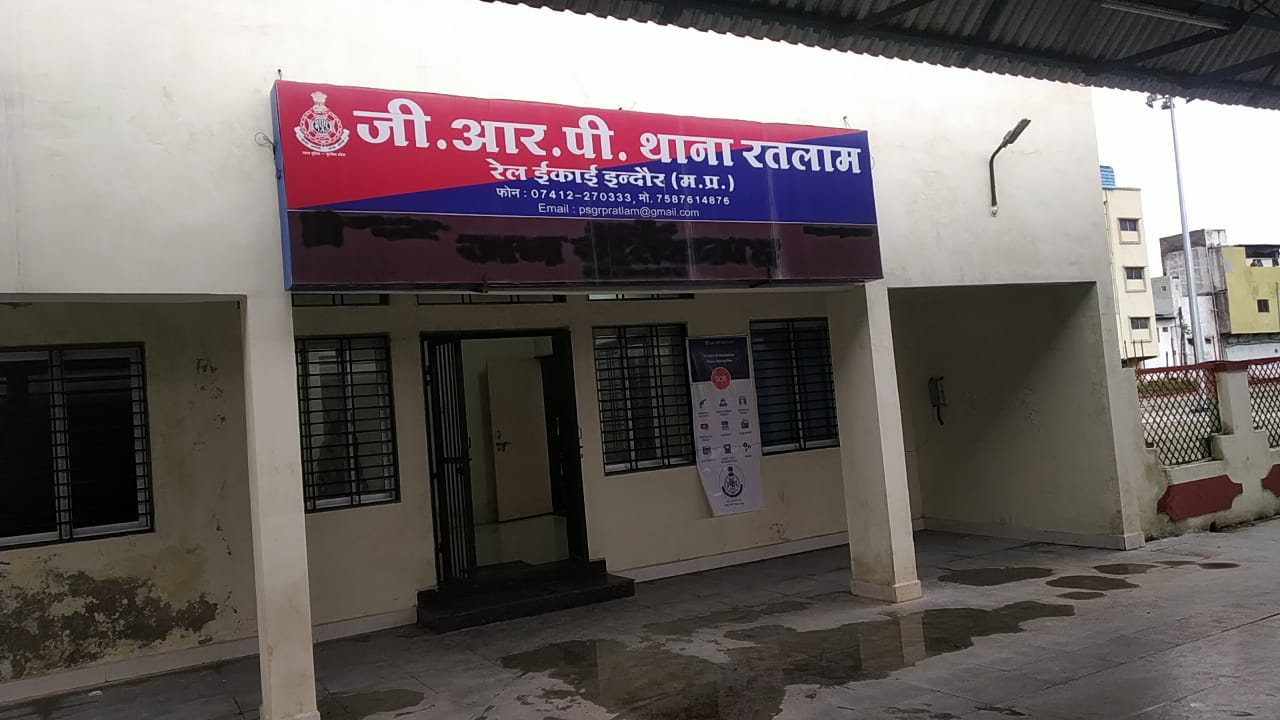 आरपीएफ इंटेलिजेंस के जवानो और स्टेण