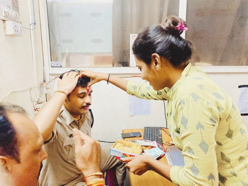 समाज सेवी आयुषी का राखी विथ खाकी अभ