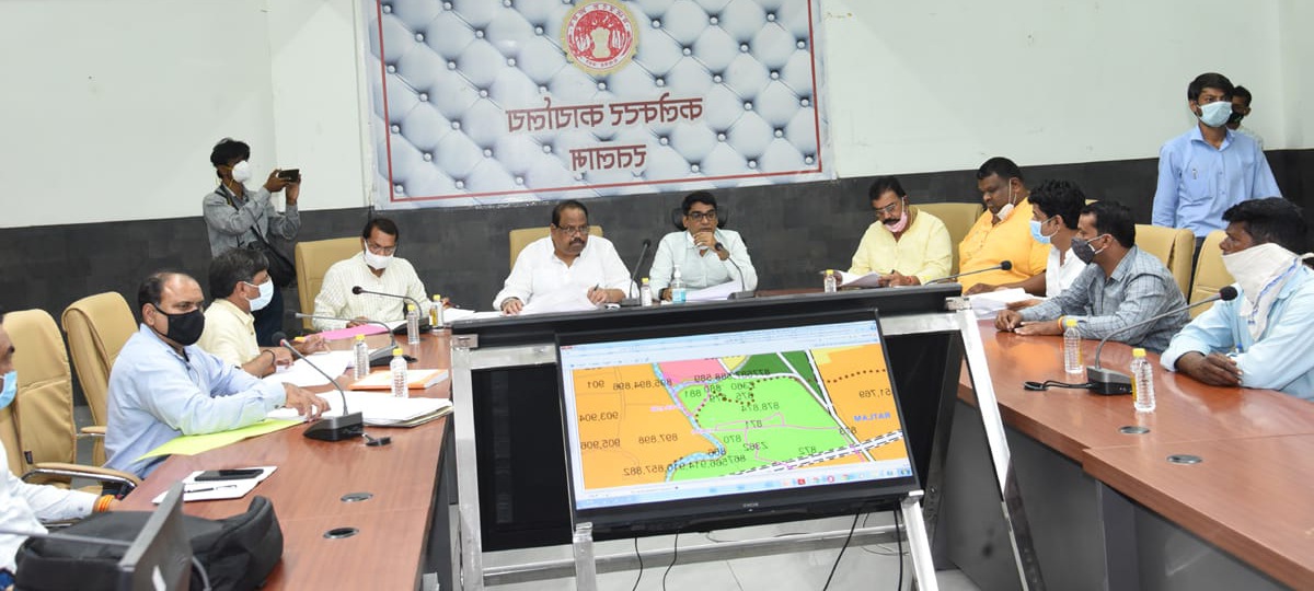 अधिकारी ने दिखाया शहर विधायक के घर 