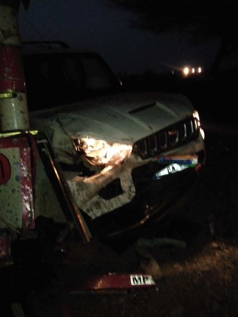 ब्रेकिंग सड़क हादसे में बाल-बाल बचे