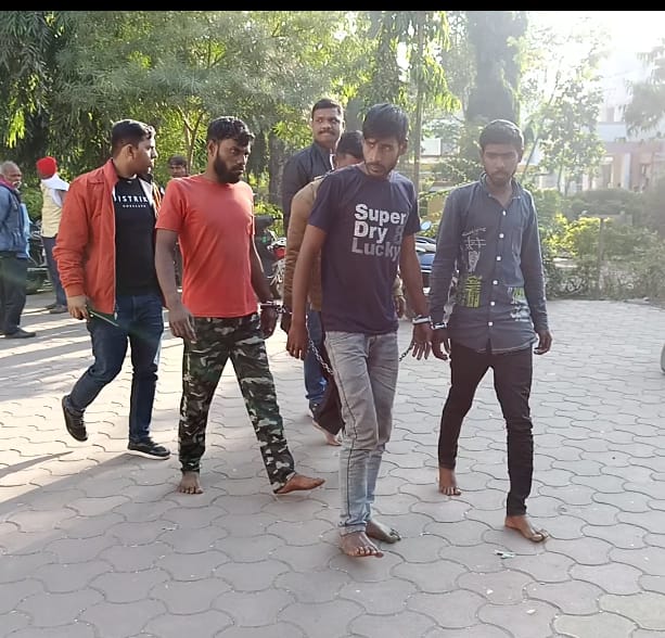 पुलिस गिरफ्त में आए गांव के शातिर च