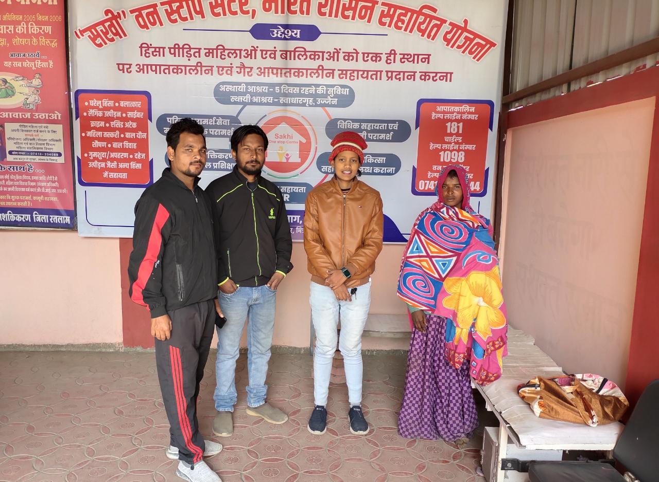 पति ने घर से निकाल तो ठिठुरती ठंड म