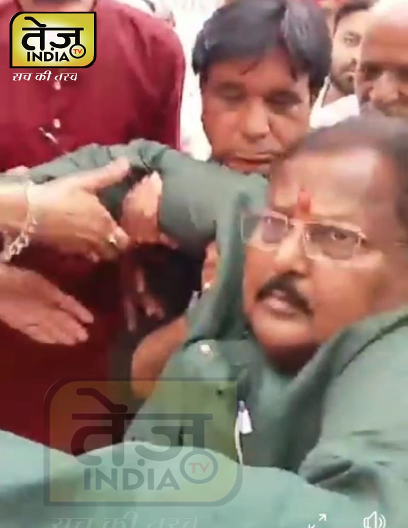 हुंकार भरने से पहले ही मच पर गिरे ग