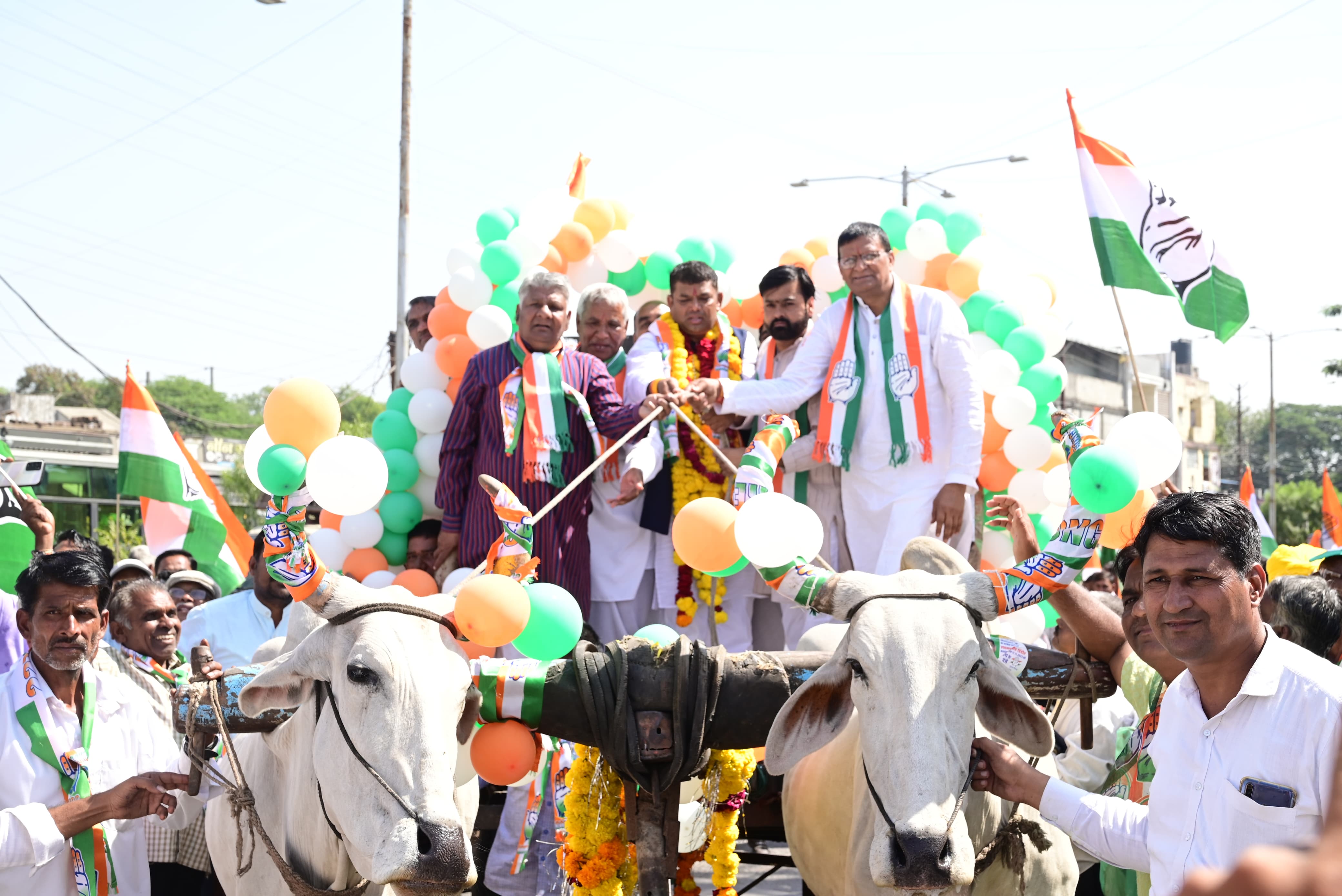 डिंडोर ने बैलगाड़ी पर सवार होकर भरा