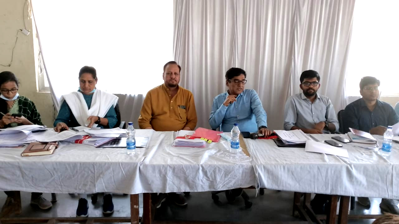पंचायत सचिव अवैध रूप से भूमि के पट्