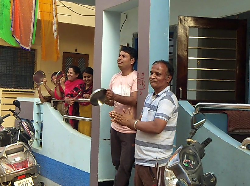 5 बजते ही थाली, तालियां और शंख, बजा