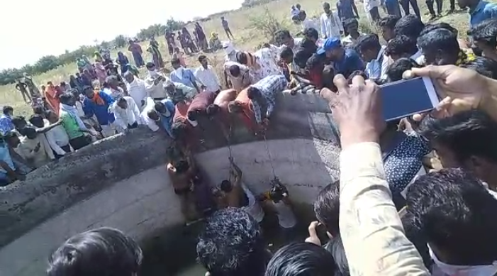 दो छोटी बेटियों को कमर में बांध कर 