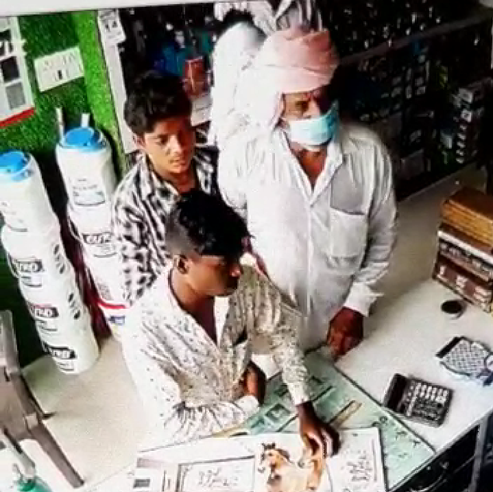 बुजुर्ग की जेब से निकाले 50हजार रुप