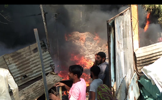 भंगार के गोडाउन में लगी भीषण आग,गुस