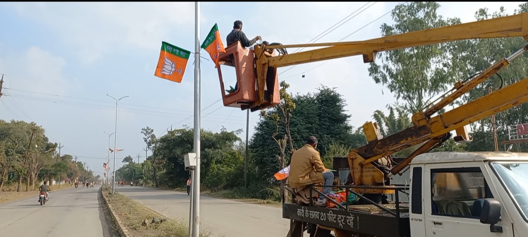 निगम के कर्मचारी भाजपा के झंडे लगाए