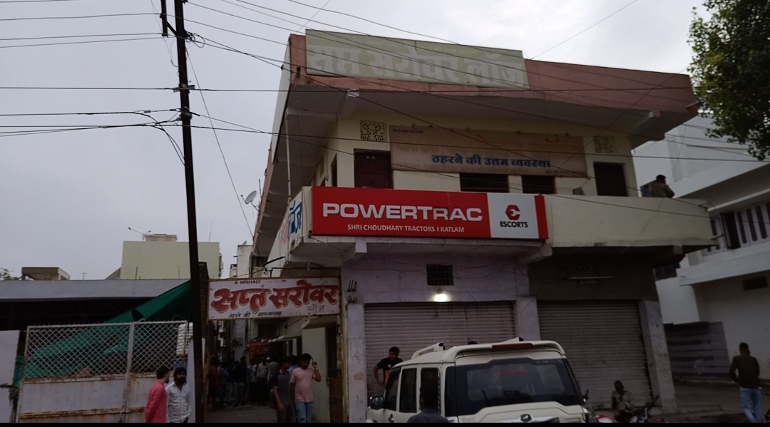 लाज में इलेक्ट्रिशियन का काम करने ग