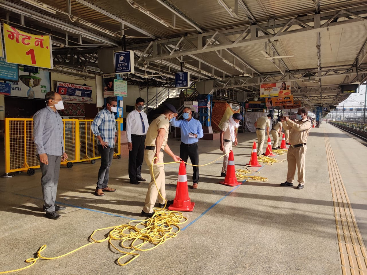 ट्रेनों के आवागमन को लेकर अधिकारियो