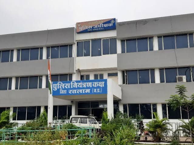 ब्लैकमेलिंग और अवैध ट्रांजैक्शन गैं