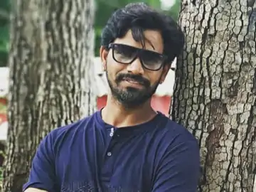 ट्रेन के आगे कूदकर की आत्महत्या:रेड