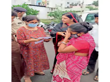 सब्जी बेचने वाली को थमाया 1 लाख 53 