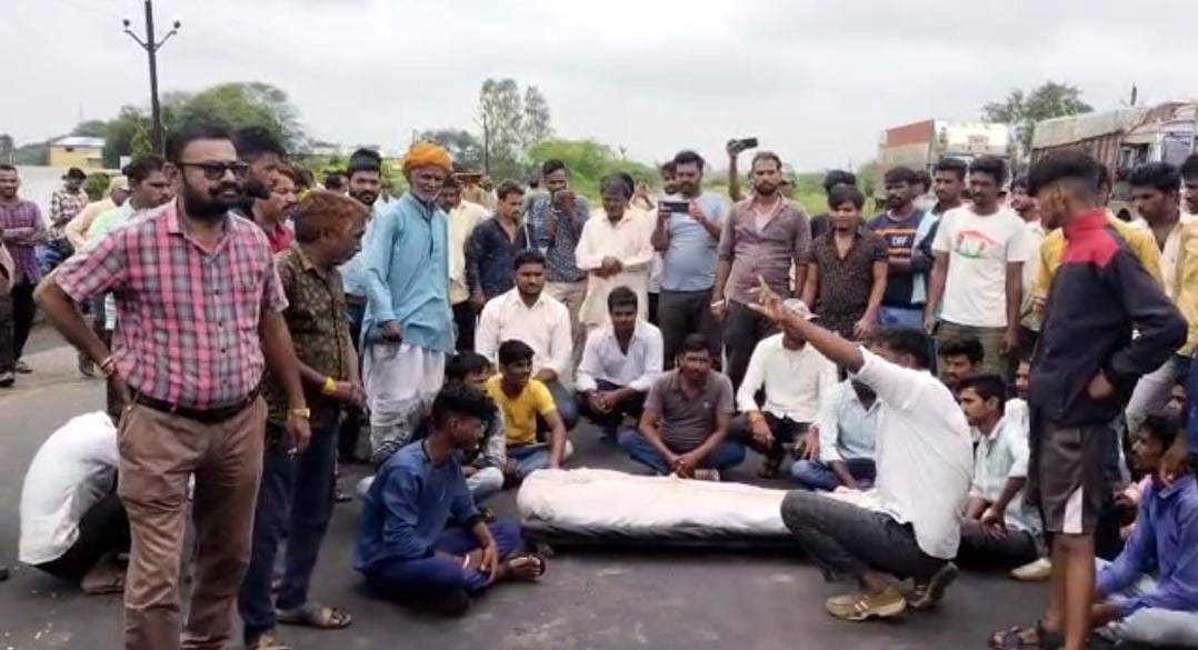 फोरलेन पर चक्का जाम, शव को रख परिजन
